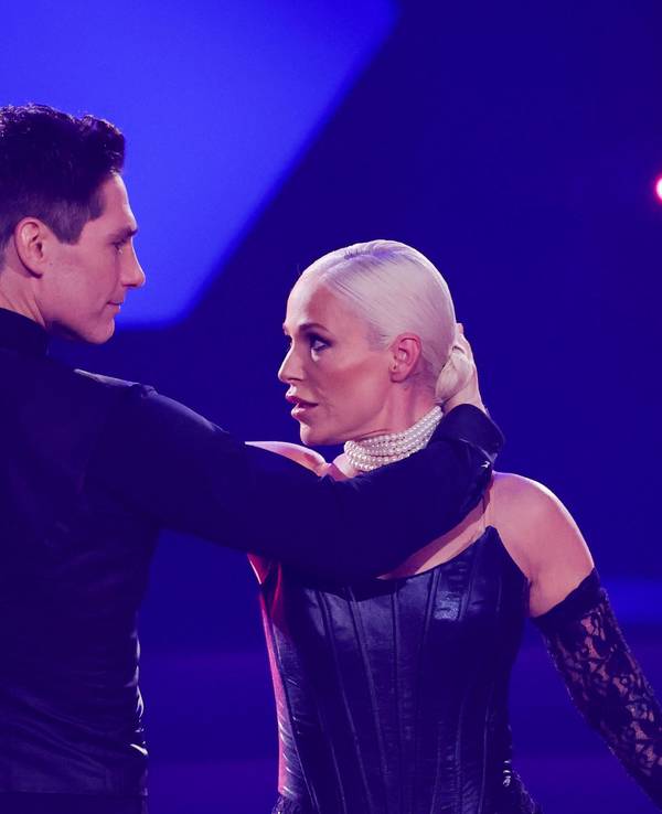 Michelle, Sängerin, und Christian Polanc, Profitänzer, tanzen in der RTL-Tanzshow Let's Dance 2022 im Coloneum.
