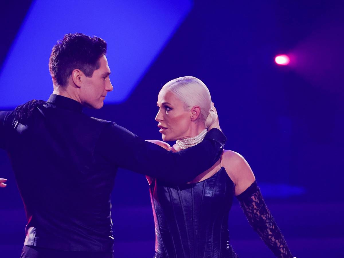 Michelle, Sängerin, und Christian Polanc, Profitänzer, tanzen in der RTL-Tanzshow Let's Dance 2022 im Coloneum.