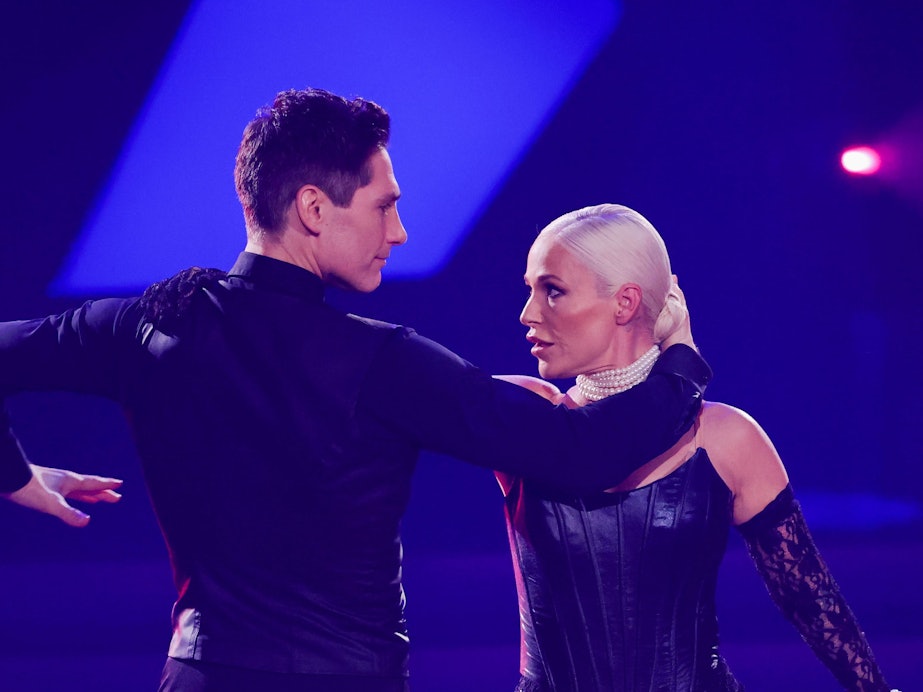 Michelle, Sängerin, und Christian Polanc, Profitänzer, tanzen in der RTL-Tanzshow Let's Dance 2022 im Coloneum.