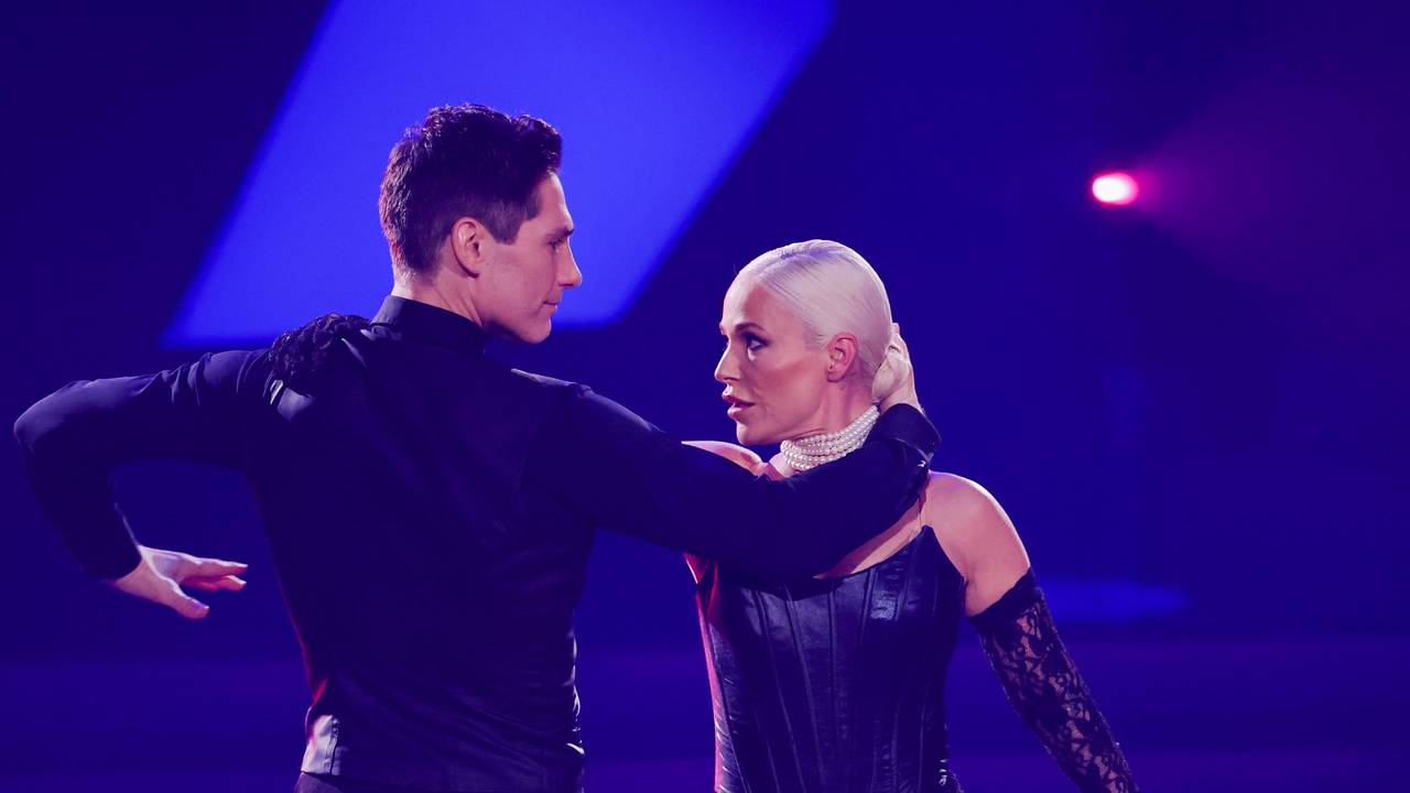 Michelle, Sängerin, und Christian Polanc, Profitänzer, tanzen in der RTL-Tanzshow Let's Dance 2022 im Coloneum.