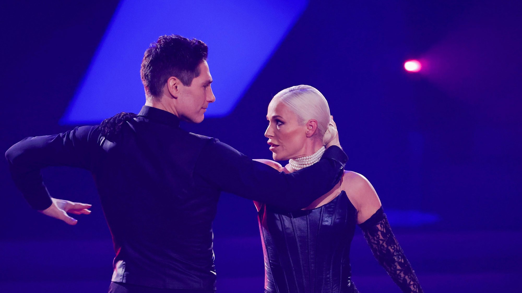 Michelle, Sängerin, und Christian Polanc, Profitänzer, tanzen in der RTL-Tanzshow Let's Dance 2022 im Coloneum.