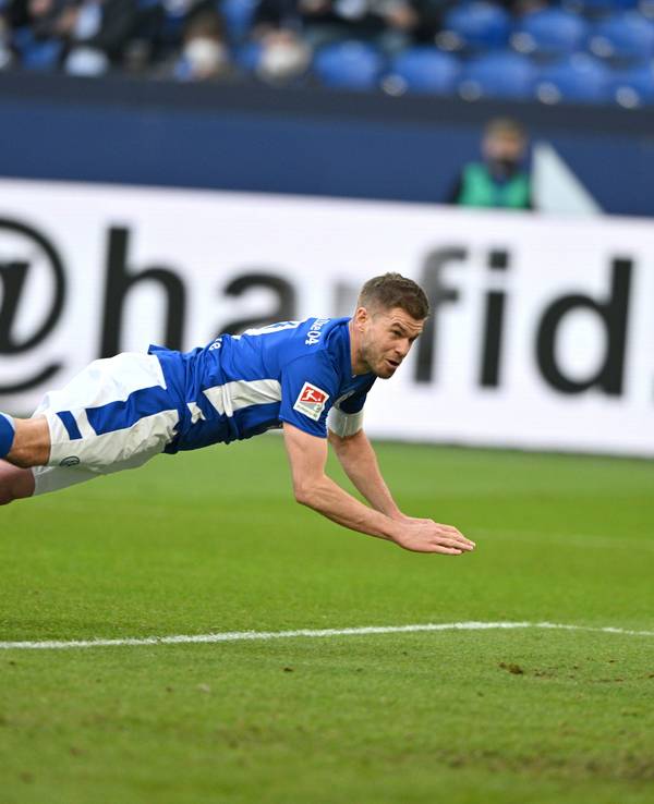 Schalkes Simon Terodde trifft zum 2:2 per Flugkopfball.