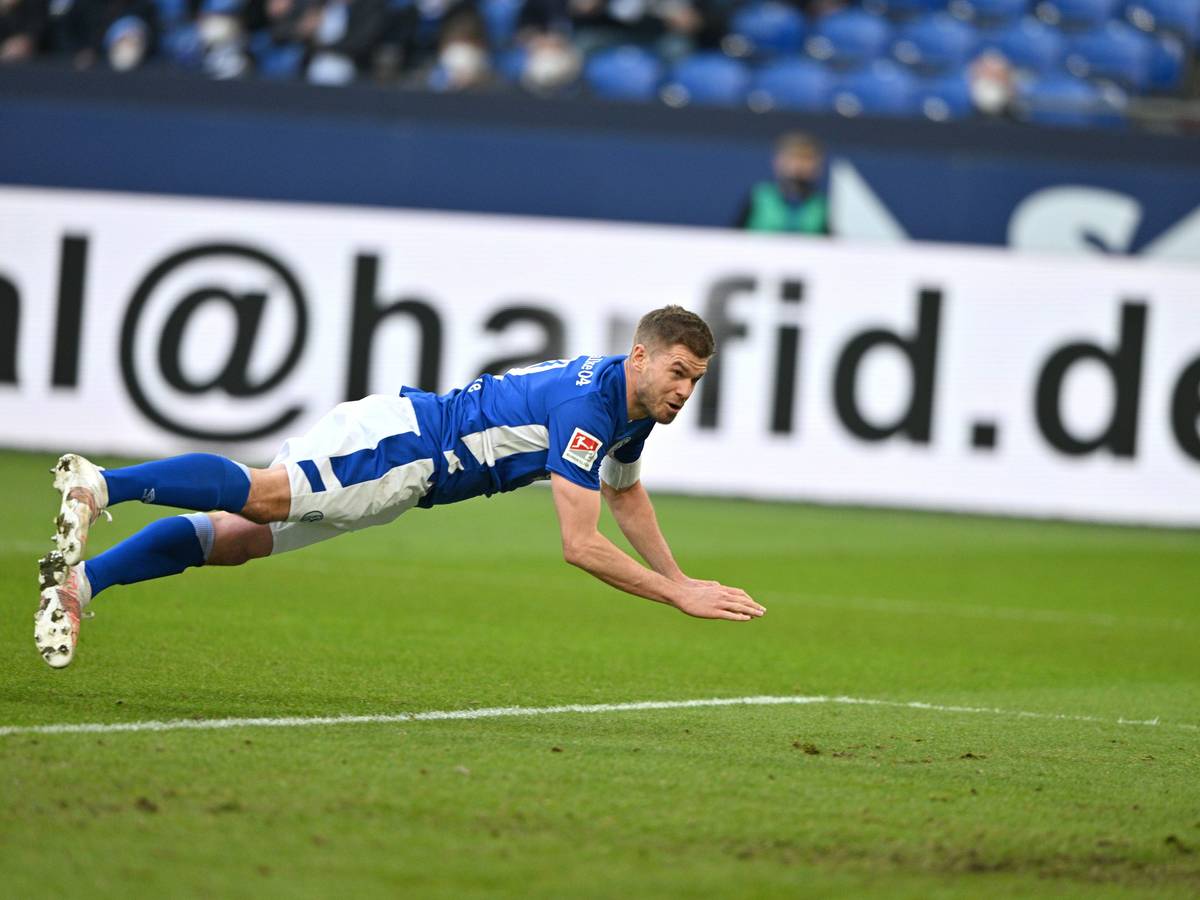 Schalkes Simon Terodde trifft zum 2:2 per Flugkopfball.