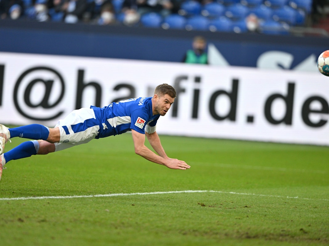 Schalkes Simon Terodde trifft zum 2:2 per Flugkopfball.