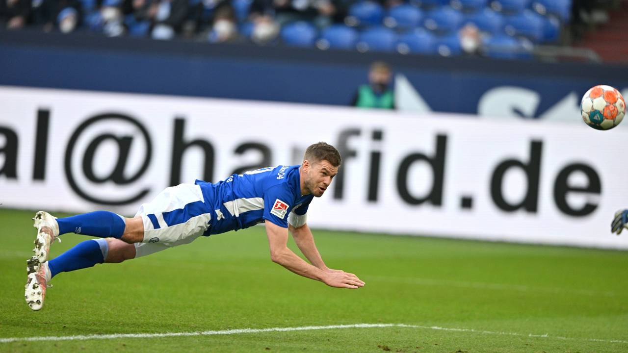 Schalkes Simon Terodde trifft zum 2:2 per Flugkopfball.