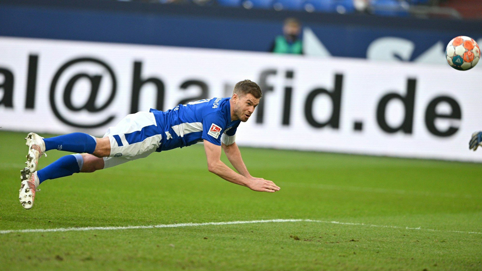 Schalkes Simon Terodde trifft zum 2:2 per Flugkopfball.