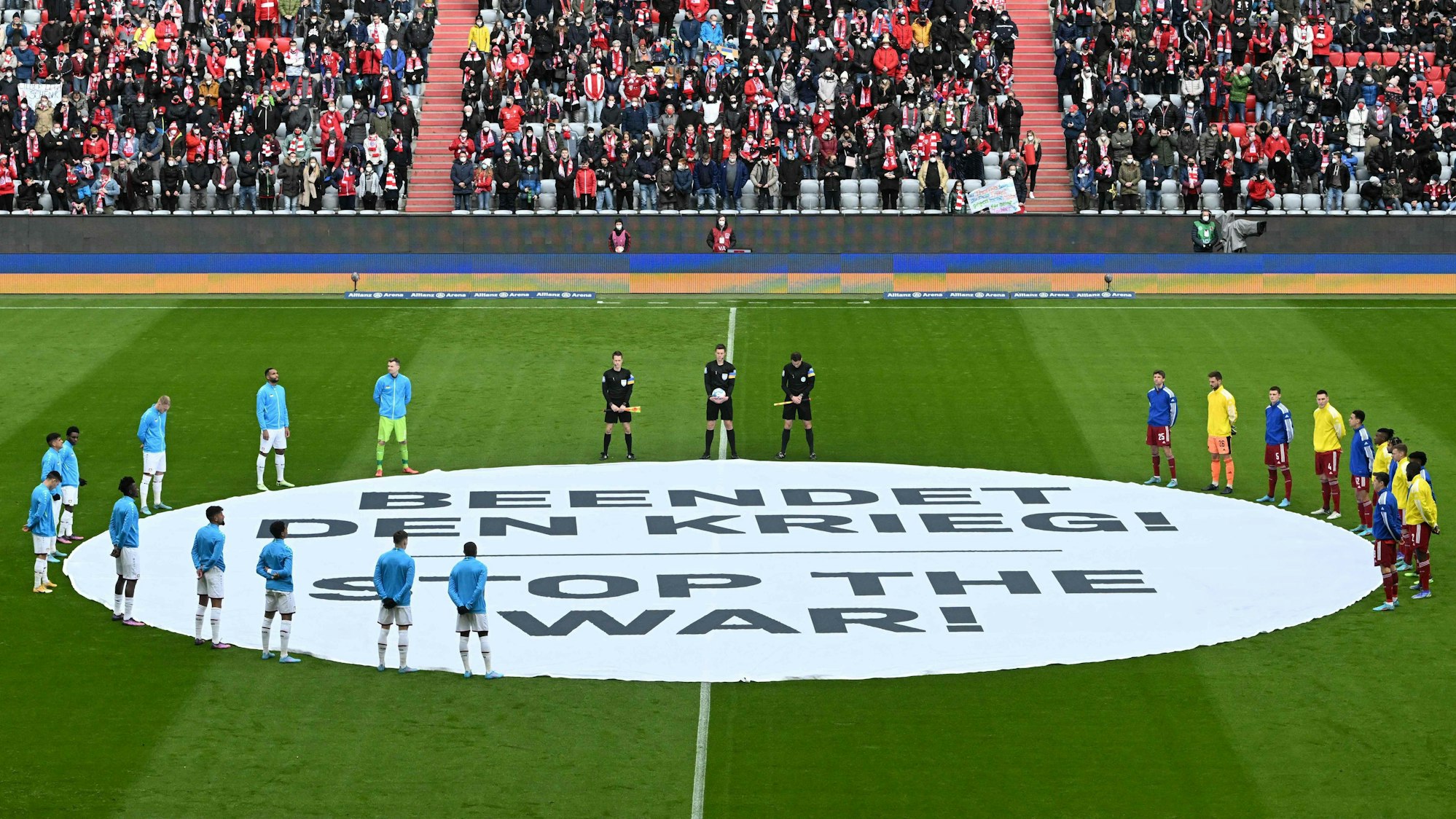 Anti-Kriegs-Demonstration vor dem Spiel Bayern München gegen Bayer Leverkusen.