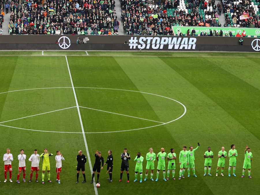 VfL Wolfsburg gegen 1. FC Union Berlin: Der Mittelkreis wurde zum Friedenszeichen.