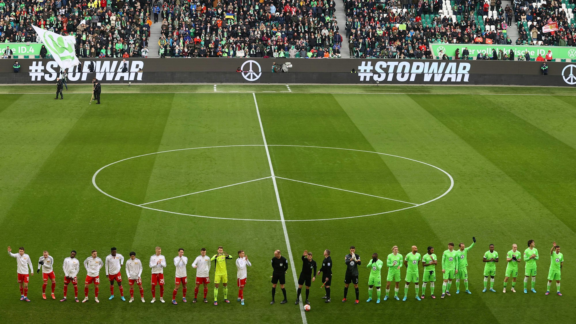 VfL Wolfsburg gegen 1. FC Union Berlin: Der Mittelkreis wurde zum Friedenszeichen.
