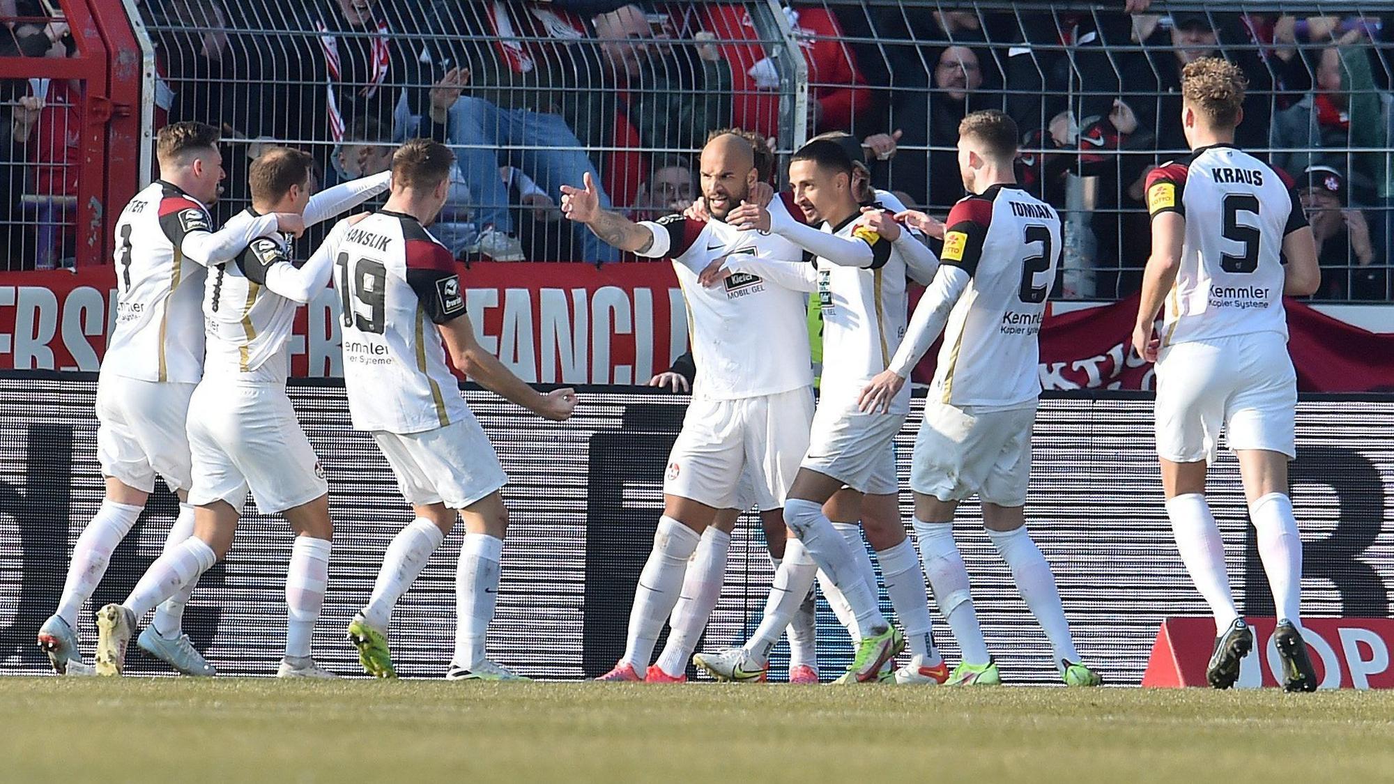 Jubel von Terrence Boyd (Mitte) und seinen Teamkollegen des 1. FC Kaiserslautern in der Partie gegen den VfL Osnabrück am 5. März 2022.