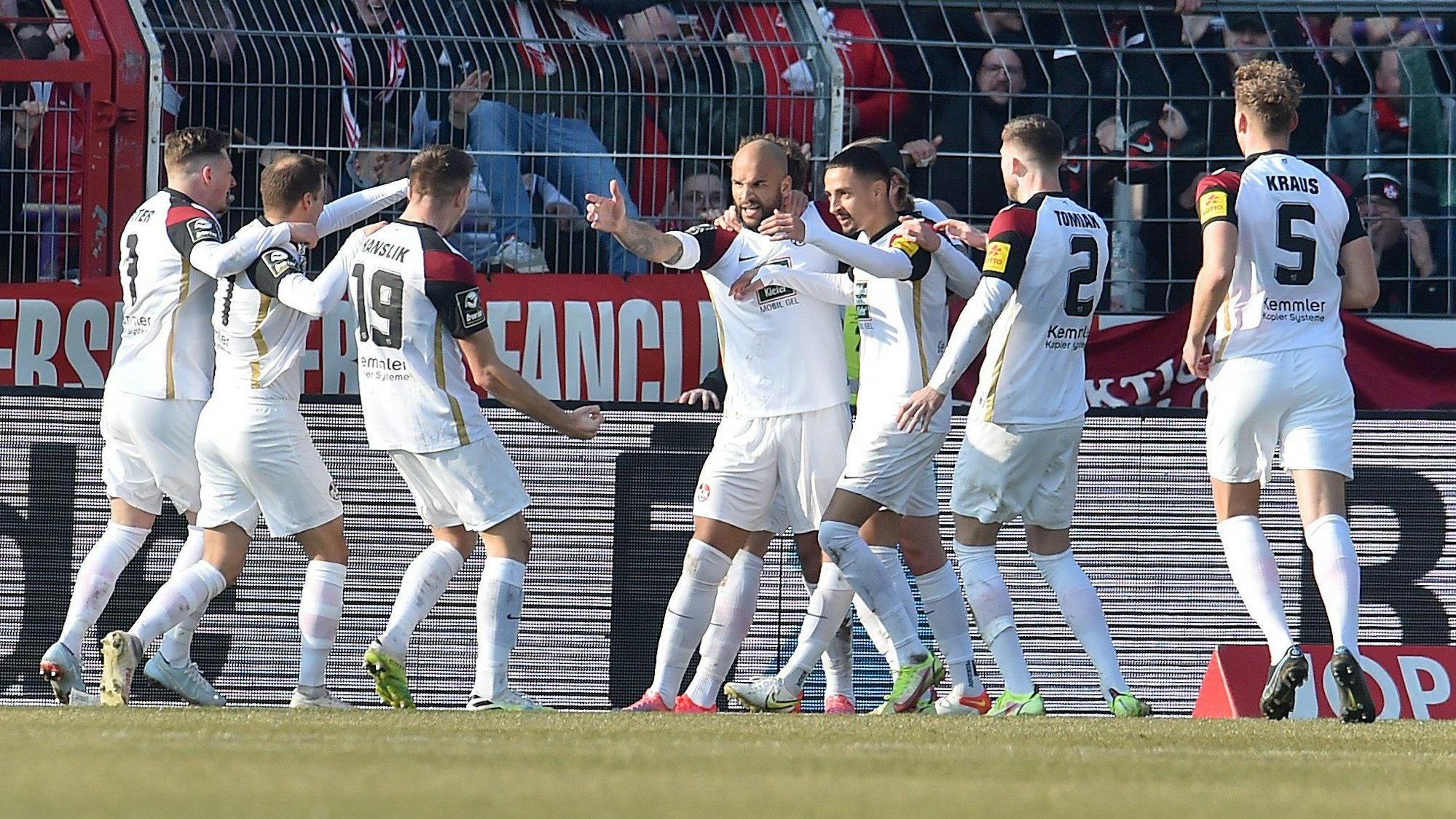Jubel von Terrence Boyd (Mitte) und seinen Teamkollegen des 1. FC Kaiserslautern in der Partie gegen den VfL Osnabrück am 5. März 2022.