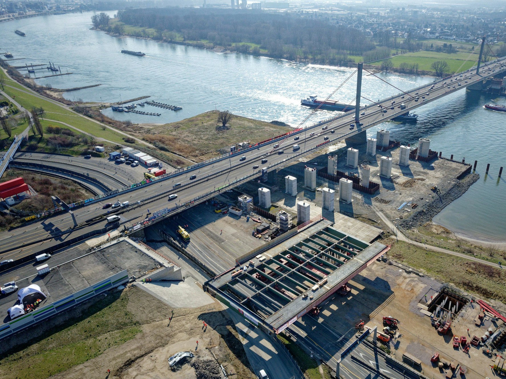 Blick auf eine Baustelle einer Brücke in Leverkusen.