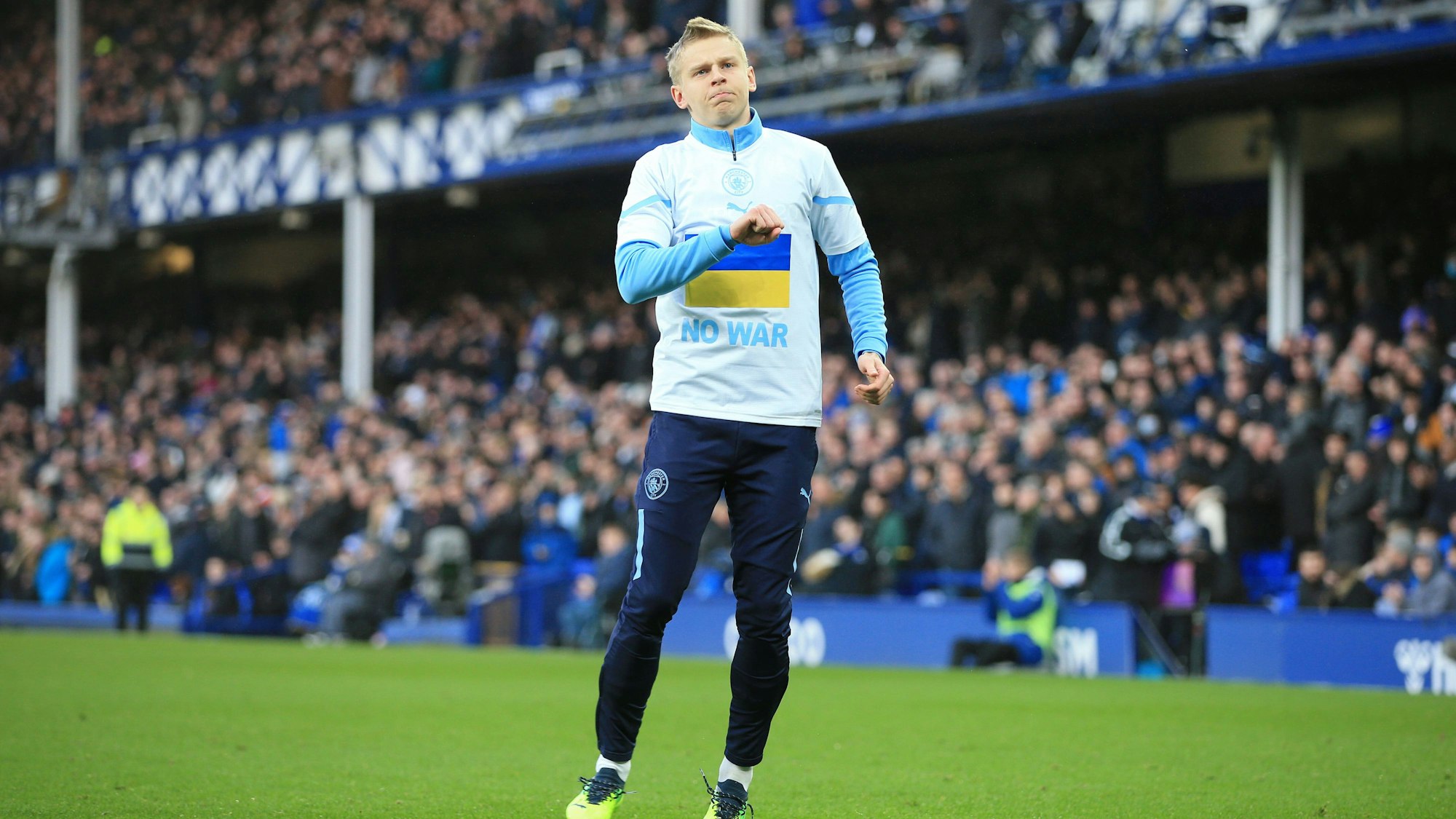 Oleksandr Zinchenko mit Aufwärmshirt zur Solidarität mit der Ukraine am 26. Februar beim Spiel zwischen Manchester City und dem FC Everton.