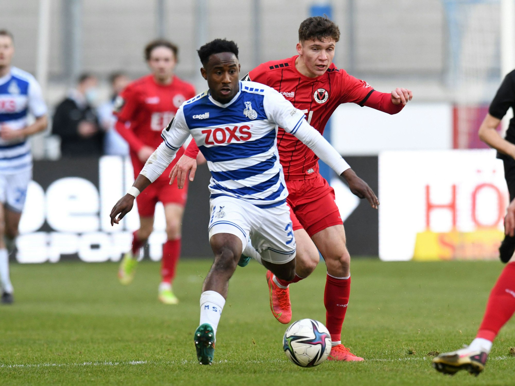 John Yeboah (vorne) dribbelt mit Ball vor Niklas May am 5. März 2022.