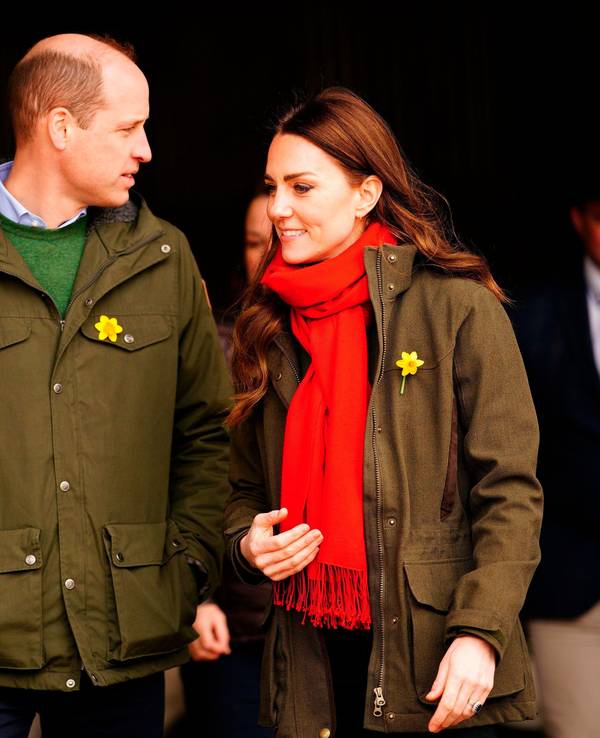 Prinz William (l) und Kate besuchen eine Ziegenfarm.