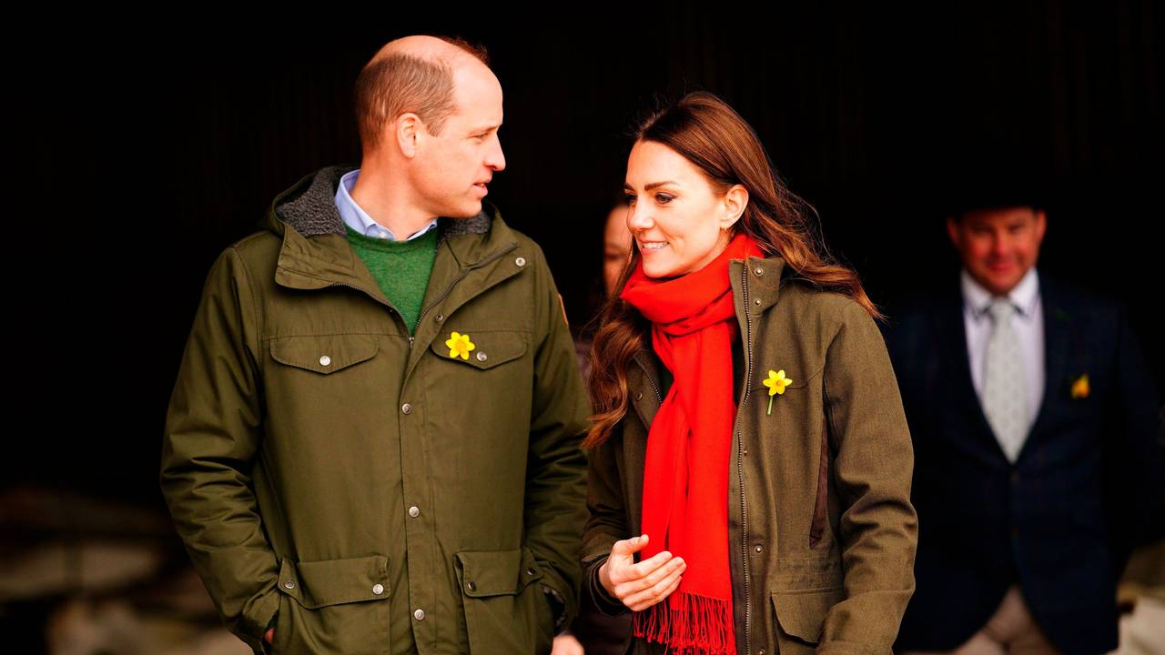 Prinz William (l) und Kate besuchen eine Ziegenfarm.