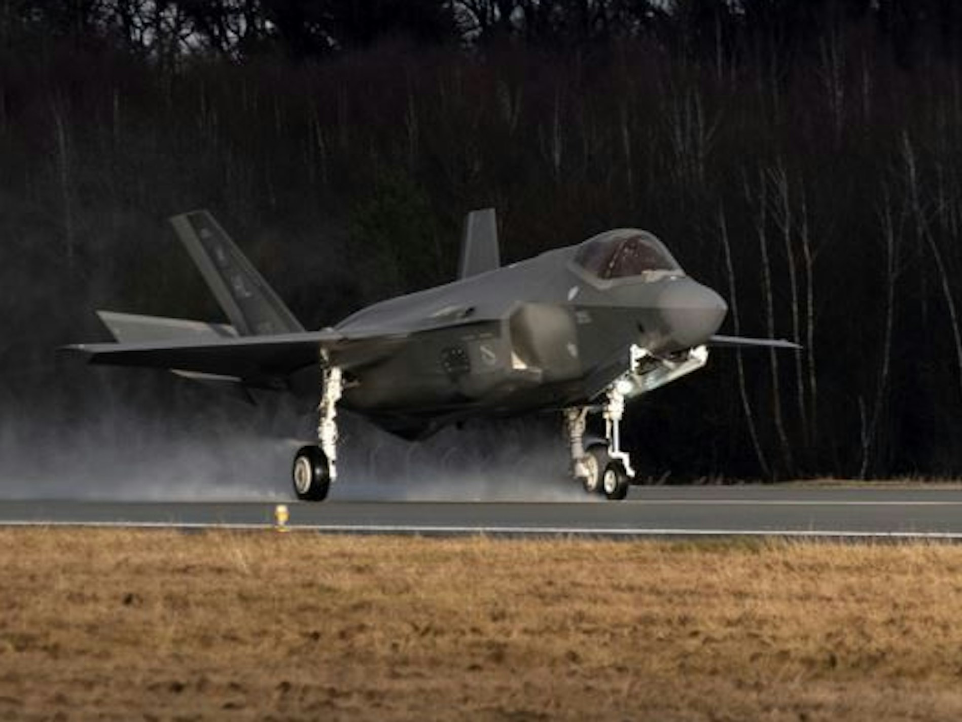 Eine F-35 bei der Landung am 16. Februar 2022 auf der Spangdahlem Air Base. Jetzt mussten zwei Maschinen auf dem Flughafen Berlin BER aufgrund von technischer Probleme landen.