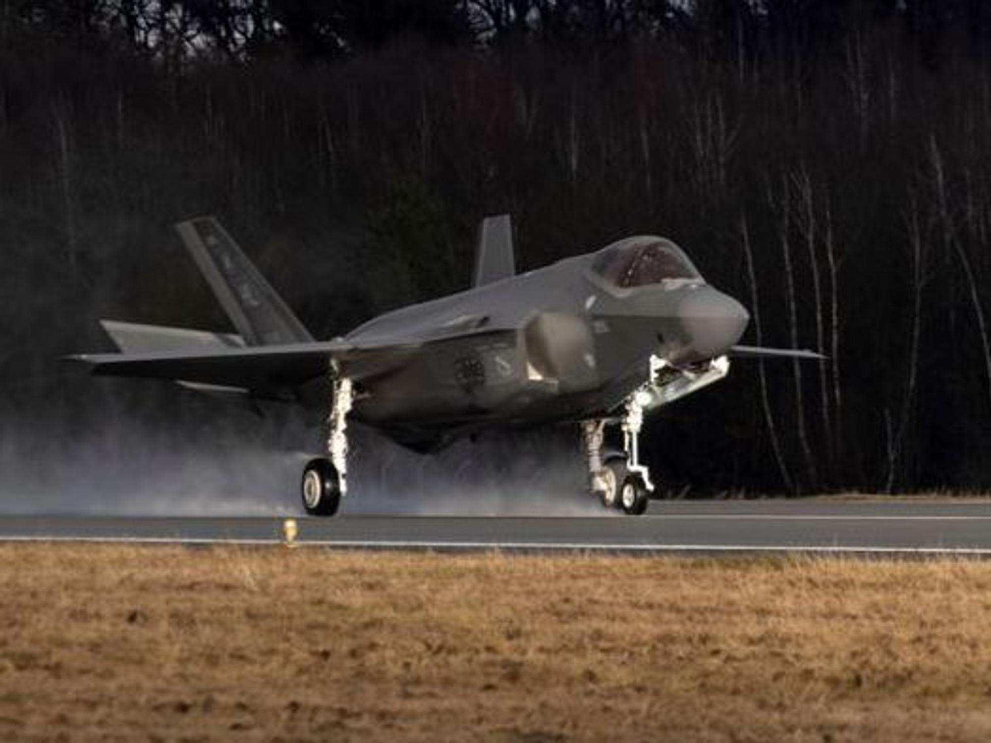 Eine F-35 bei der Landung am 16. Februar 2022 auf der Spangdahlem Air Base. Jetzt mussten zwei Maschinen auf dem Flughafen Berlin BER aufgrund von technischer Probleme landen.