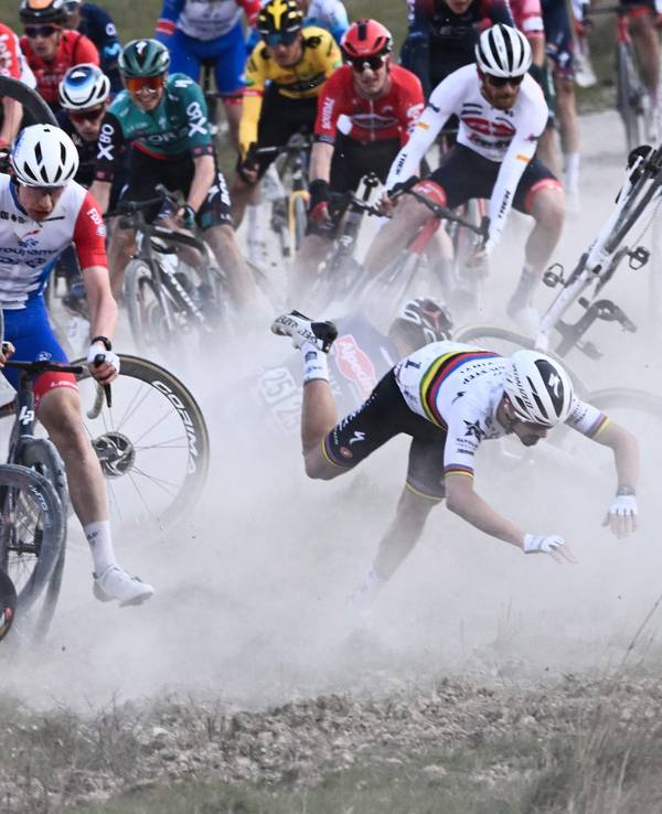 Julian Alaphilippe stürzt bei Strade Bianche.