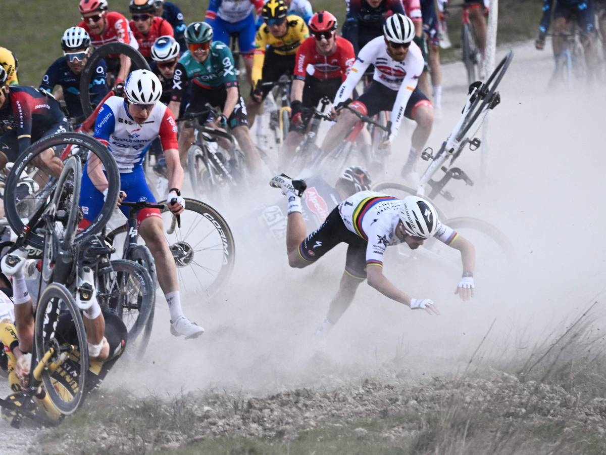 Julian Alaphilippe stürzt bei Strade Bianche.