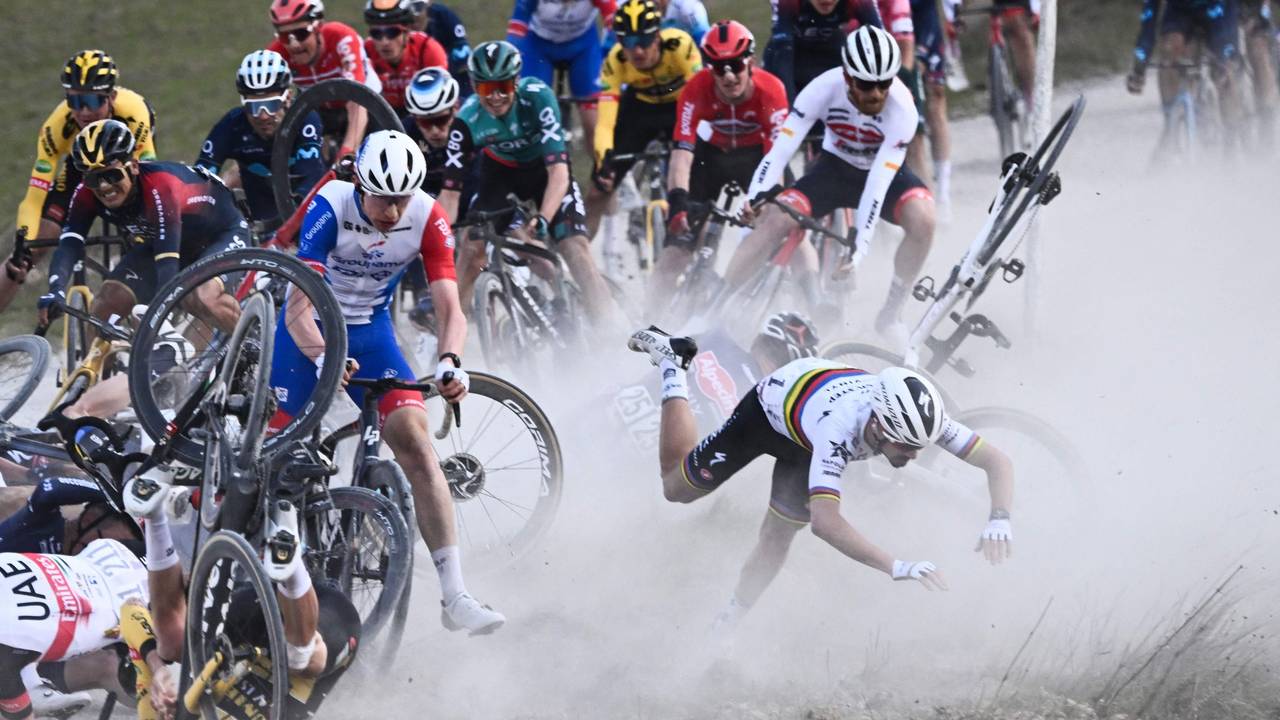 Julian Alaphilippe stürzt bei Strade Bianche.
