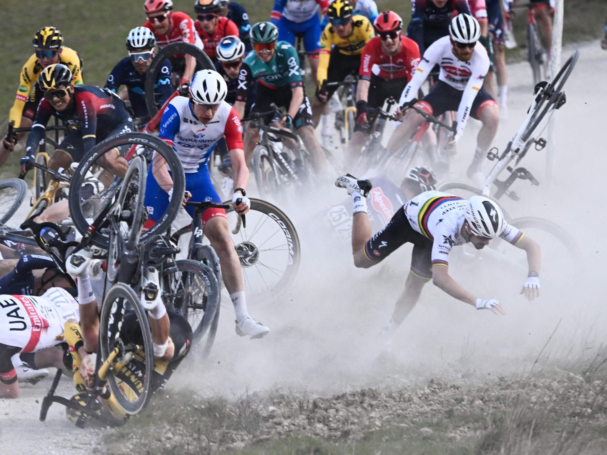 Julian Alaphilippe stürzt bei Strade Bianche.