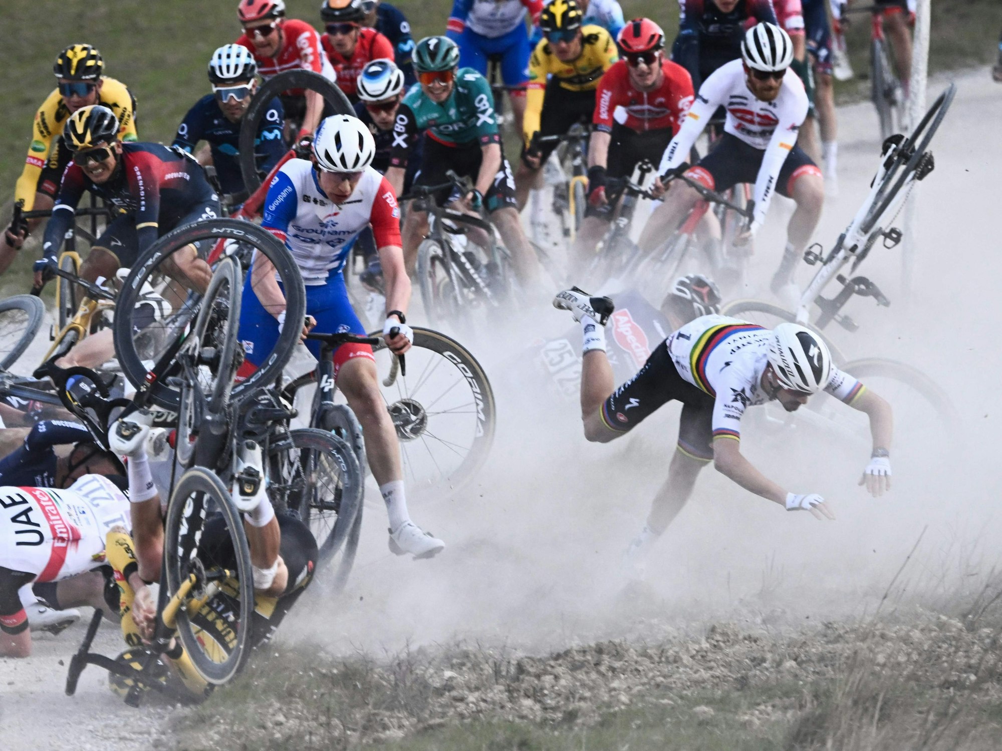 Julian Alaphilippe stürzt bei Strade Bianche.
