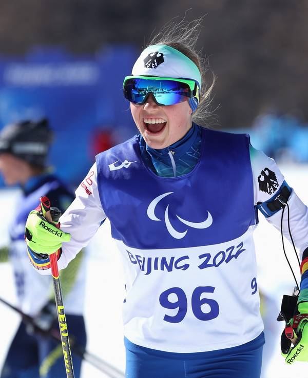 Linn Kazmaier bejubelt ihr Ergebnis bei der Paralympischen Spielen in Peking, hier am 5. März 2022.