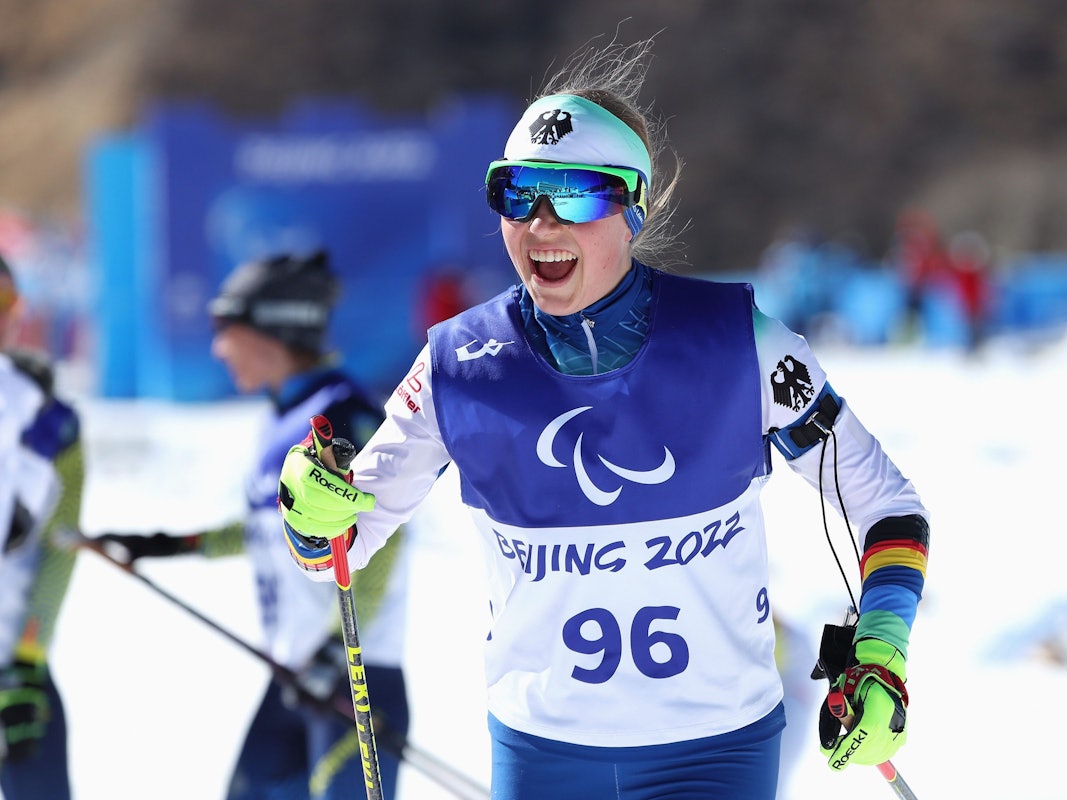 Linn Kazmaier bejubelt ihr Ergebnis bei der Paralympischen Spielen in Peking, hier am 5. März 2022.