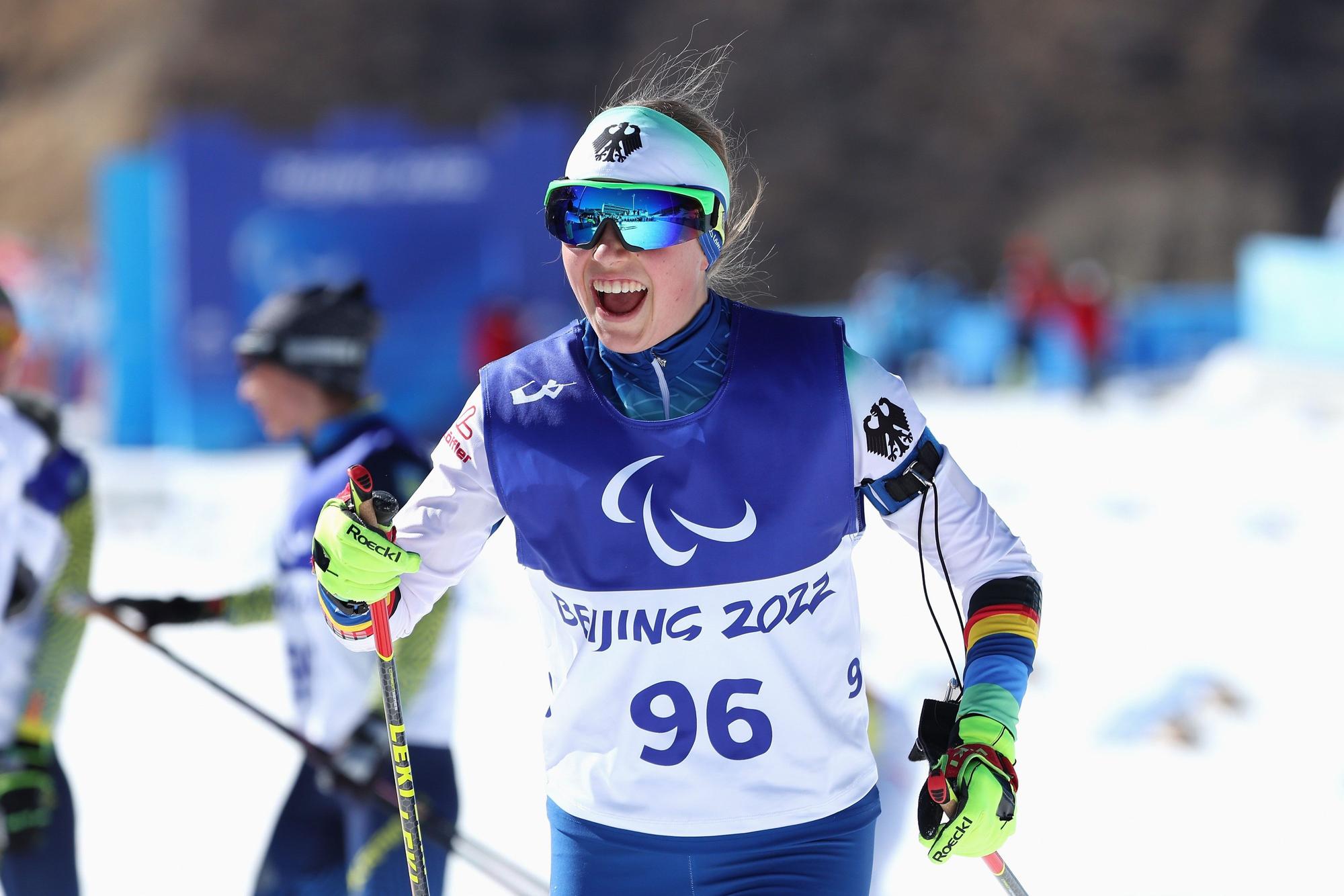 Linn Kazmaier bejubelt ihr Ergebnis bei der Paralympischen Spielen in Peking, hier am 5. März 2022.
