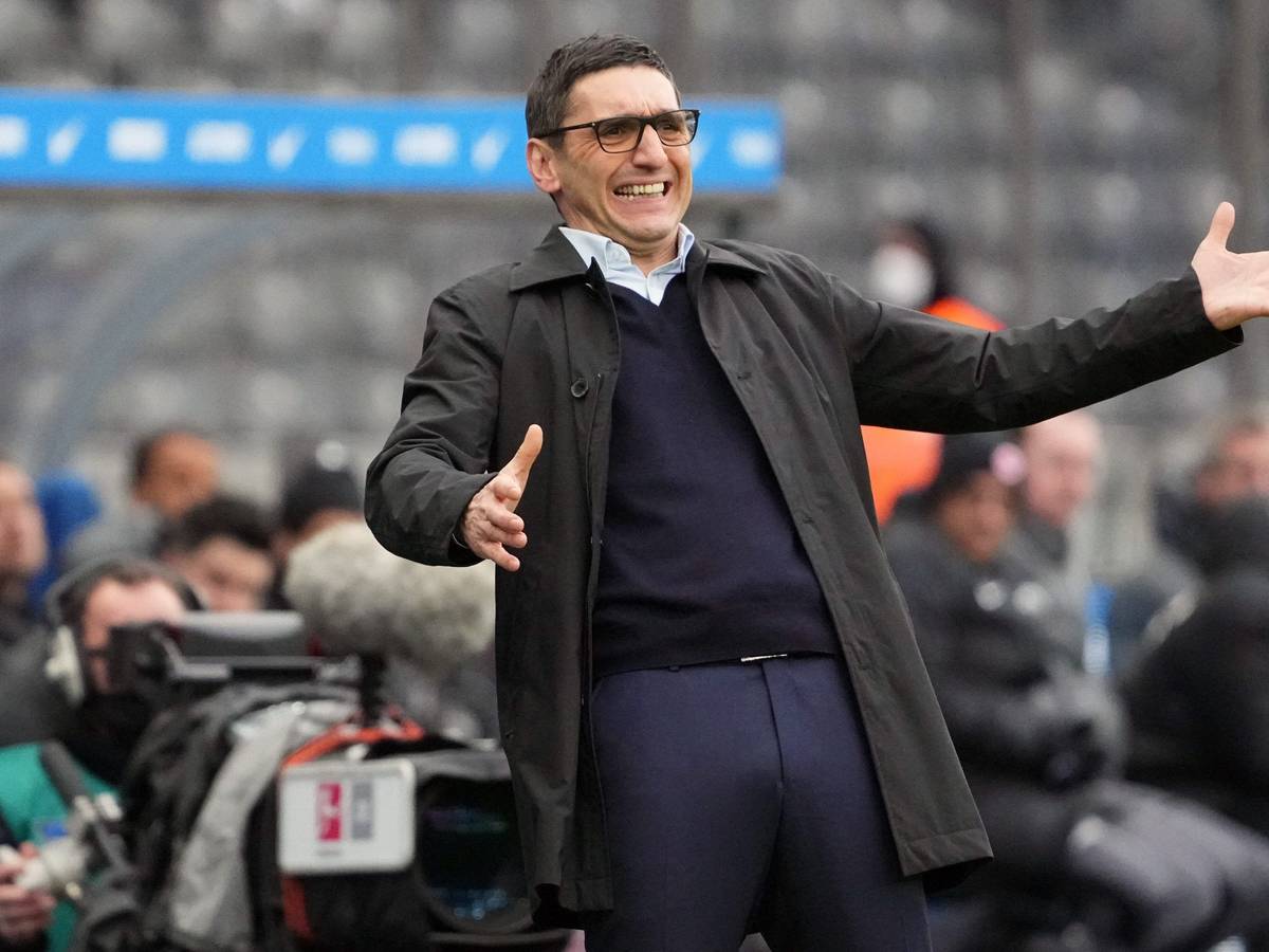 Herthas Cheftrainer Tayfun Korkut breitet am Spielfeldrand die Arme aus.