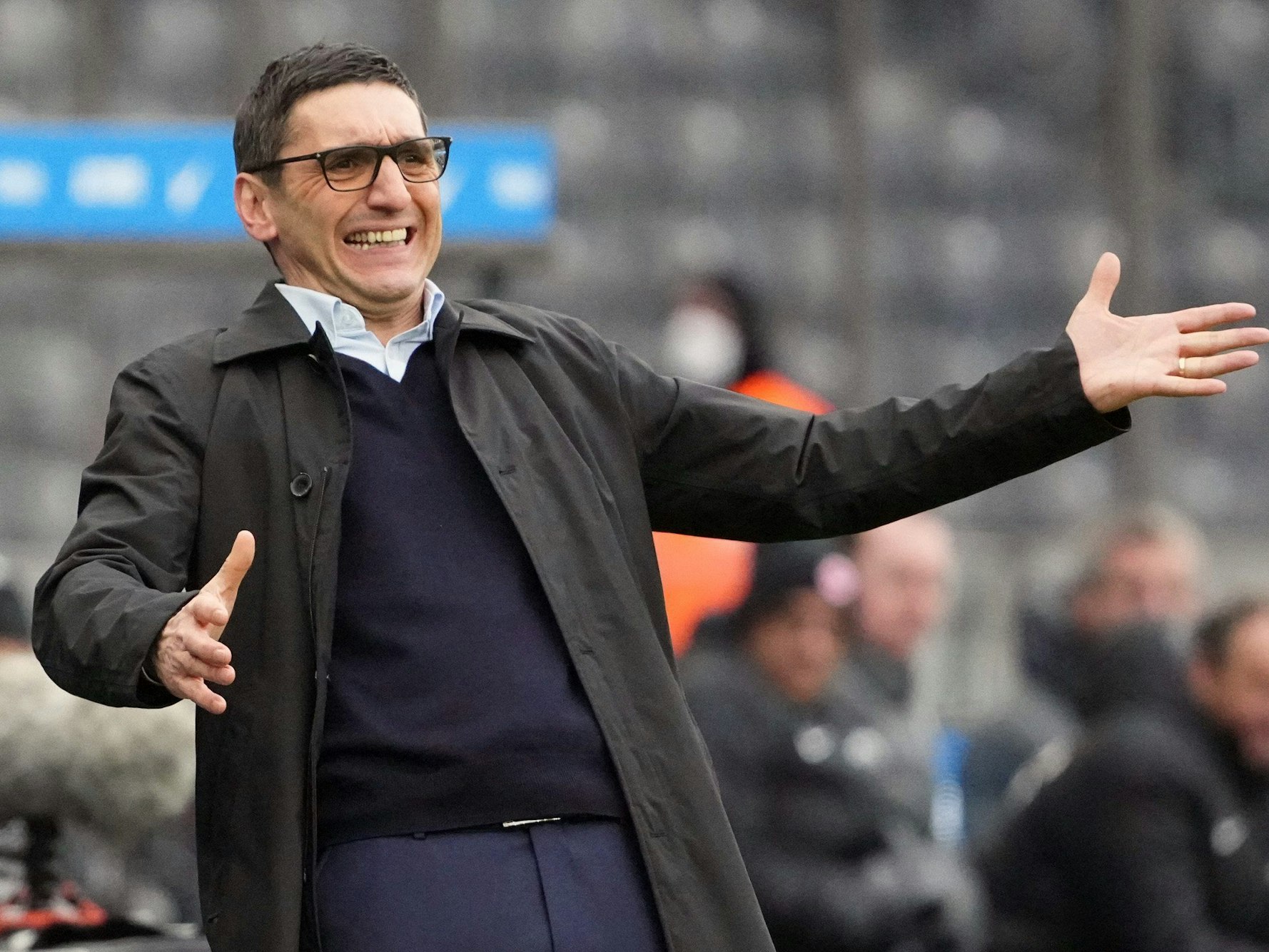 Herthas Cheftrainer Tayfun Korkut breitet am Spielfeldrand die Arme aus.