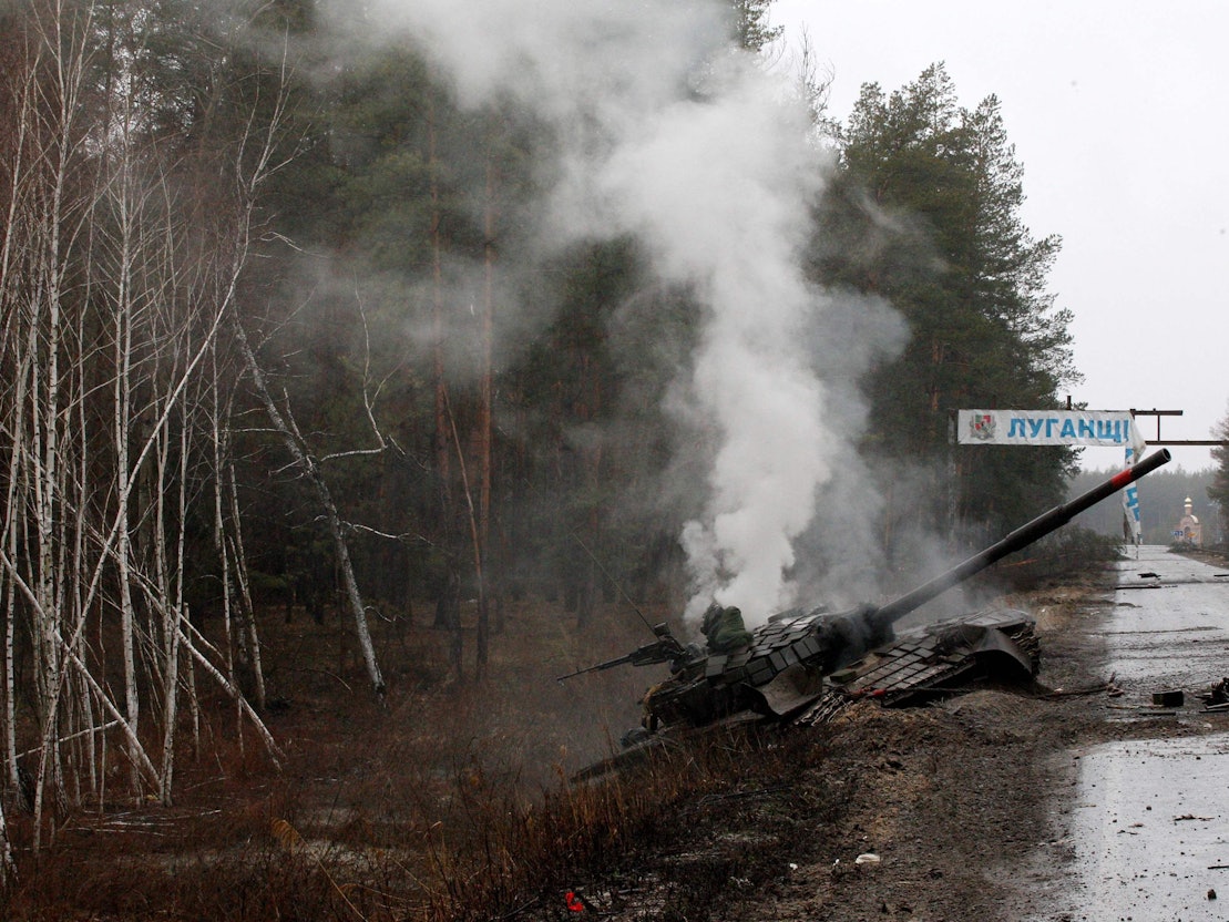 Rauch steigt aus einem völlig zerstörten russischen Panzer am Rande einer Straße in der Region Lugansk auf. Es sind vor allen Dinge junge Männer, die von Putin in den Krieg geschickt wurden.