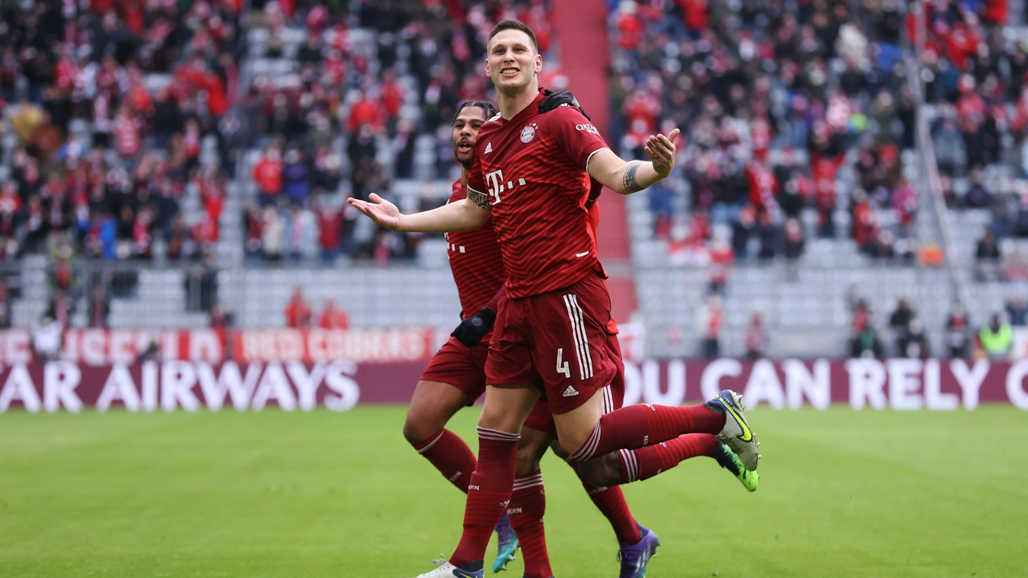 Bayerns Niklas Süle dreht jubelnd nach seinem Tor gegen Leverkusen ab.