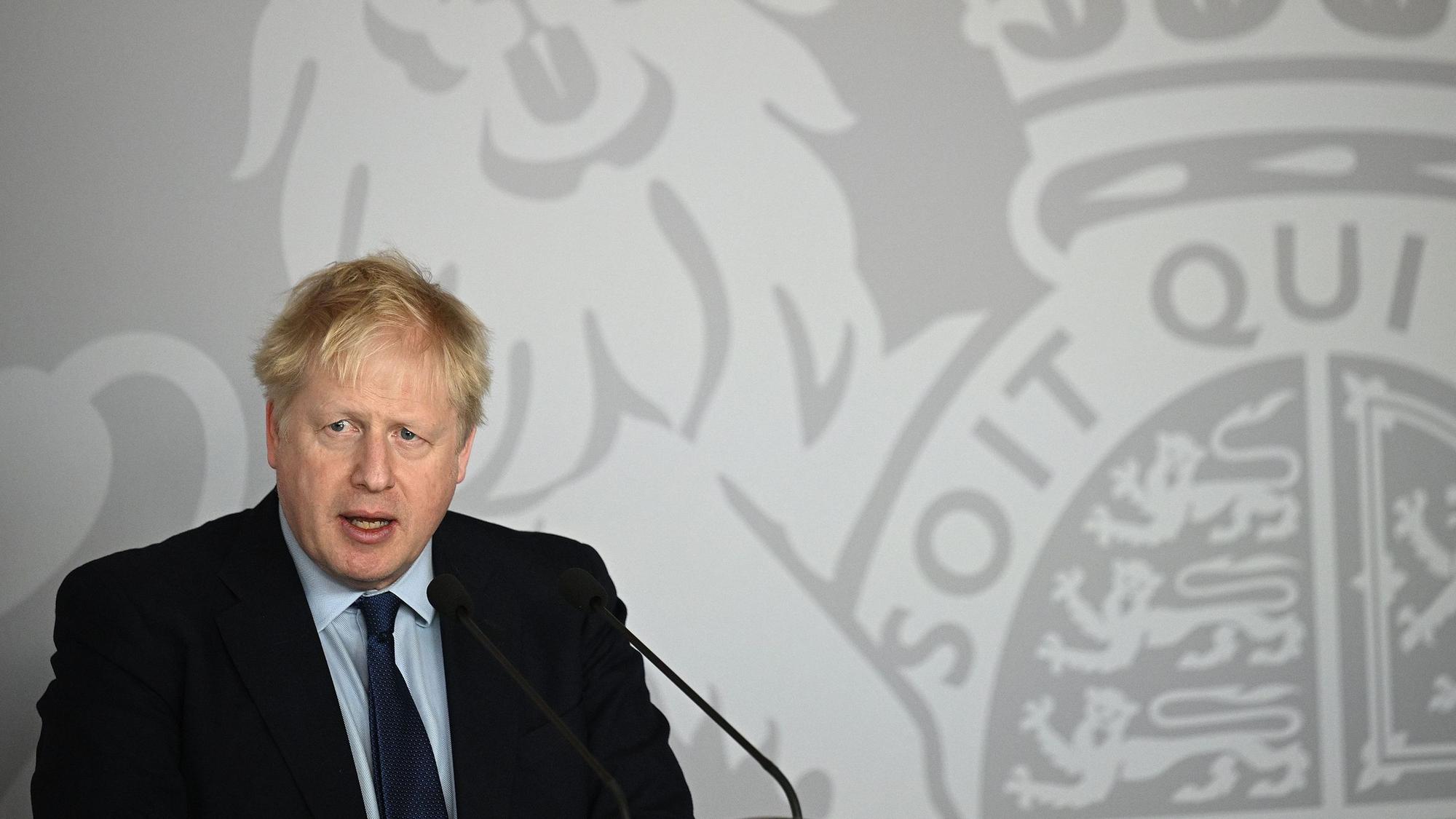 Boris Johnson, Premierminister von Großbritannien, gibt eine Pressekonferenz in der britischen Botschaft nach seinem Treffen mit dem polnischen Premierminister Morawiecki.