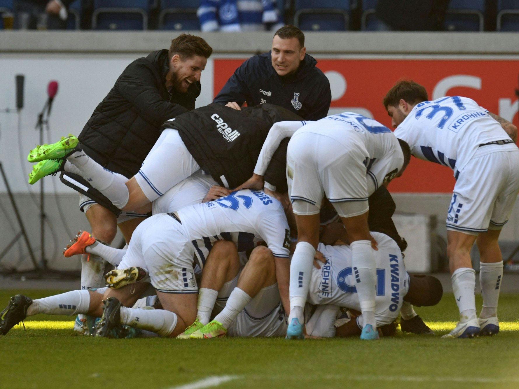 Jubel der Spieler des MSV Duisburg im Spiel MSV Duisburg gegen Viktoria Köln am 5. März 2022.