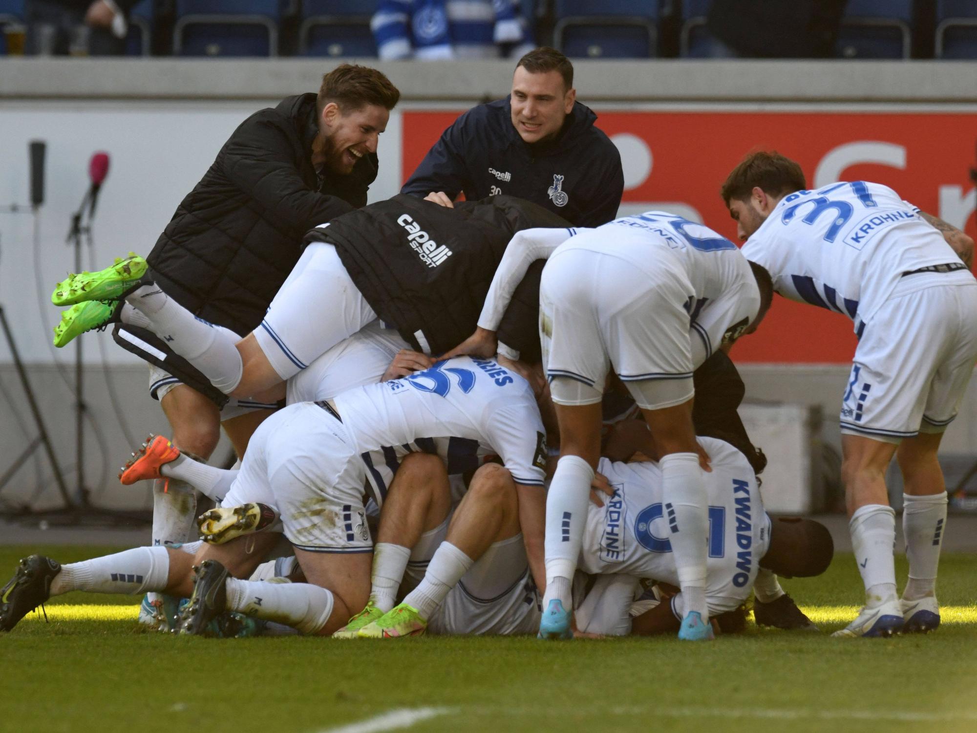 Jubel der Spieler des MSV Duisburg im Spiel MSV Duisburg gegen Viktoria Köln am 5. März 2022.