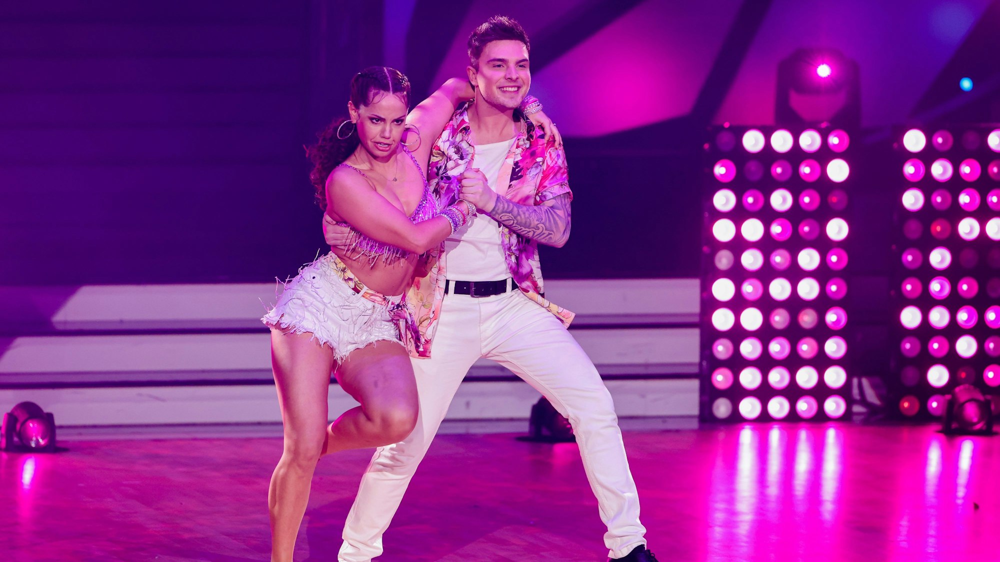 Mike Singer und Christina Luft tanzen einen Cha-Cha-Cha.