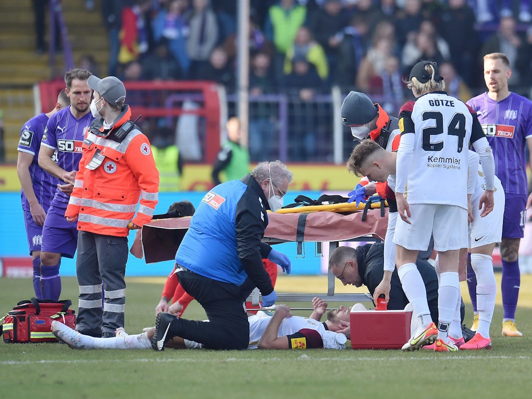 Sanitäter kümmern sich um René Klingenburg, der am Boden liegt.
