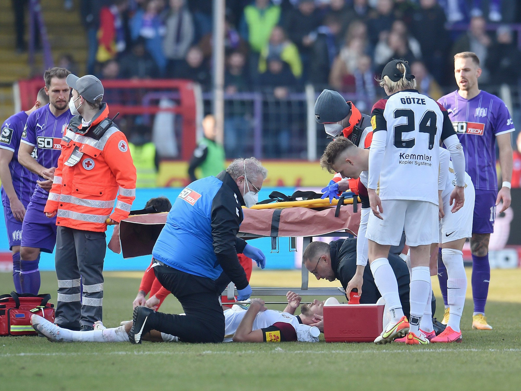 Sanitäter kümmern sich um René Klingenburg, der am Boden liegt.