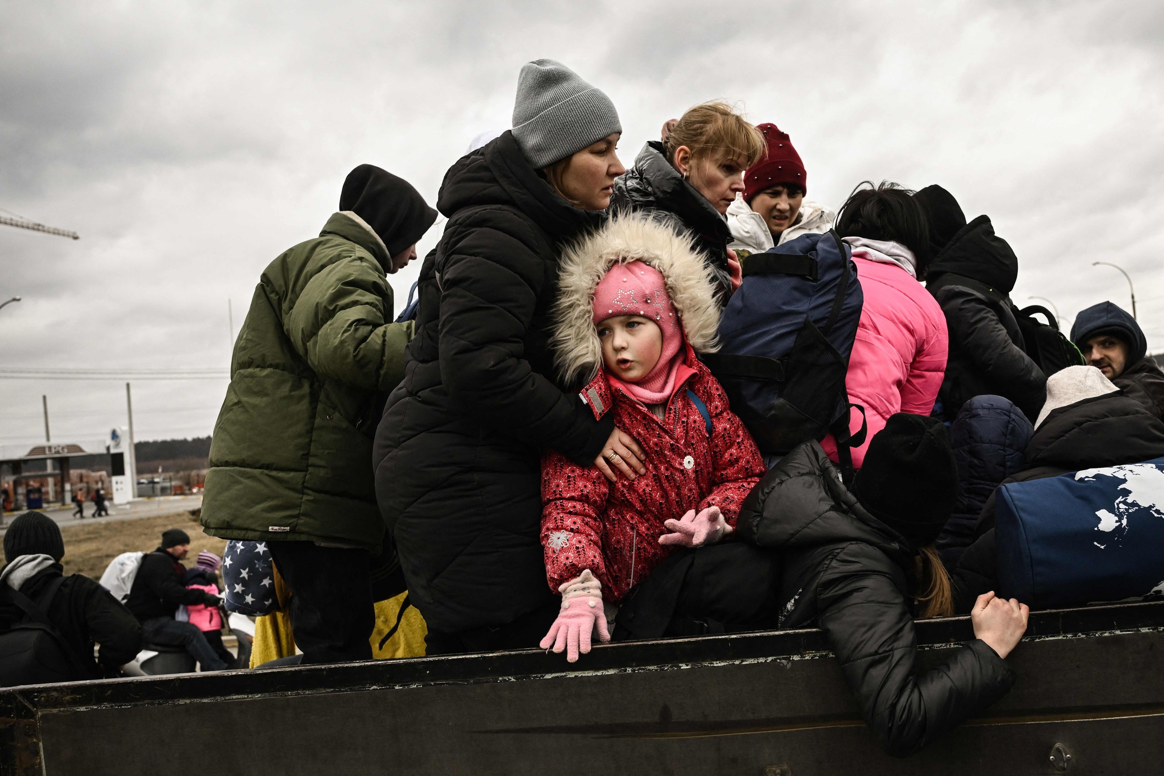 Ein Kind sieht zu, wie die Bewohner der Stadt Irpin, nordwestlich von Kiew, am 5. März während schwerer Bombenangriffe evakuiert wird. Im Süden des Landes leisten unzählige Ukrainerinnen und Ukrainer Widerstand gegen die russische Besatzung.