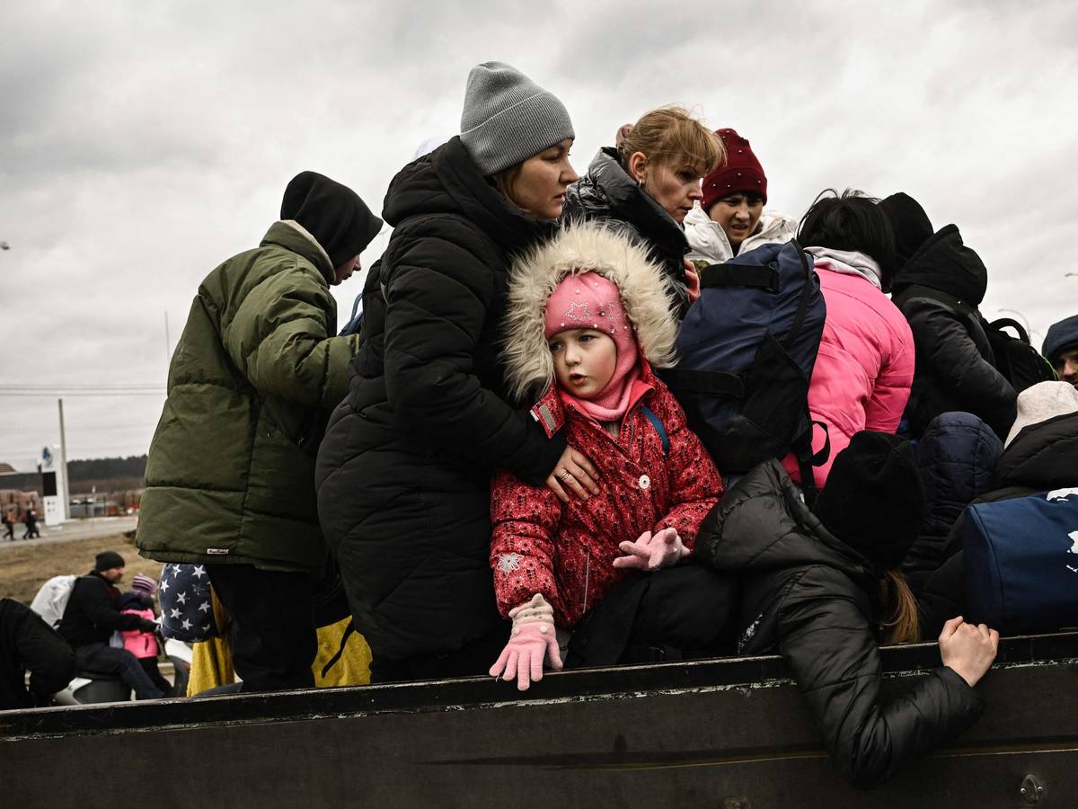 Ein Kind sieht zu, wie die Bewohner der Stadt Irpin, nordwestlich von Kiew, am 5. März während schwerer Bombenangriffe evakuiert wird. Im Süden des Landes leisten unzählige Ukrainerinnen und Ukrainer Widerstand gegen die russische Besatzung.