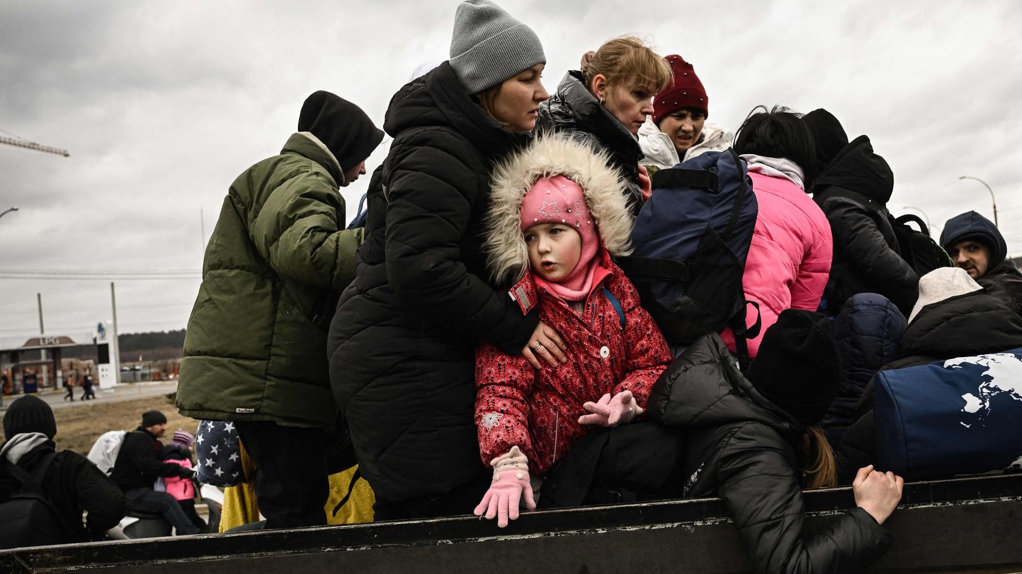 Ein Kind sieht zu, wie die Bewohner der Stadt Irpin, nordwestlich von Kiew, am 5. März während schwerer Bombenangriffe evakuiert wird. Im Süden des Landes leisten unzählige Ukrainerinnen und Ukrainer Widerstand gegen die russische Besatzung.