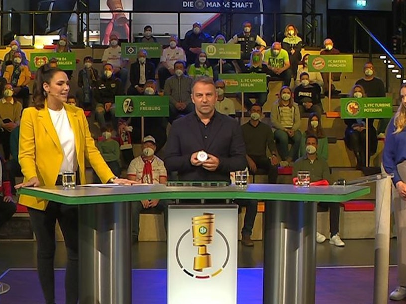 Bundestrainer Hansi Flick öffnet die Lose bei der Pokal-Auslosung.