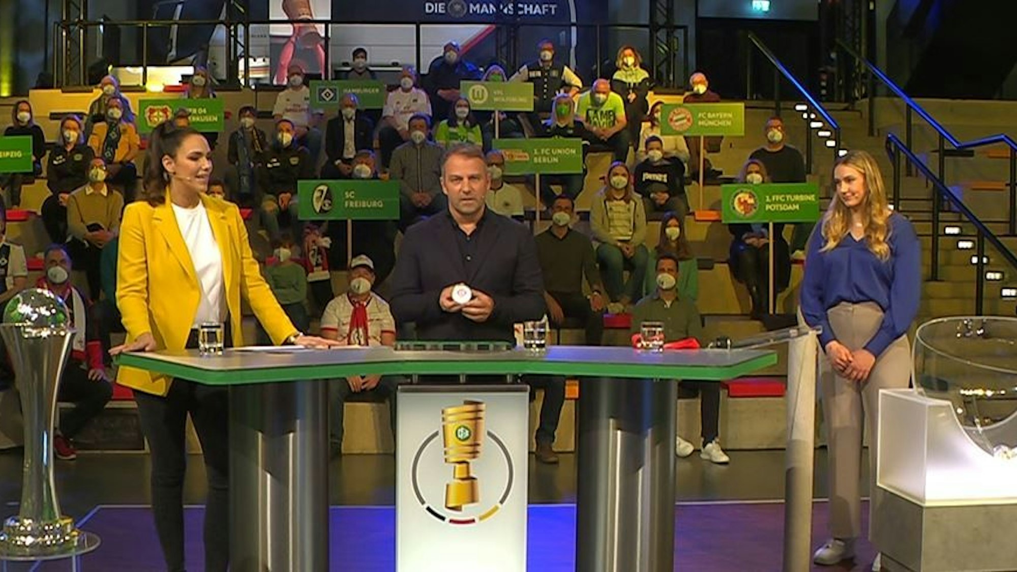 Bundestrainer Hansi Flick öffnet die Lose bei der Pokal-Auslosung.