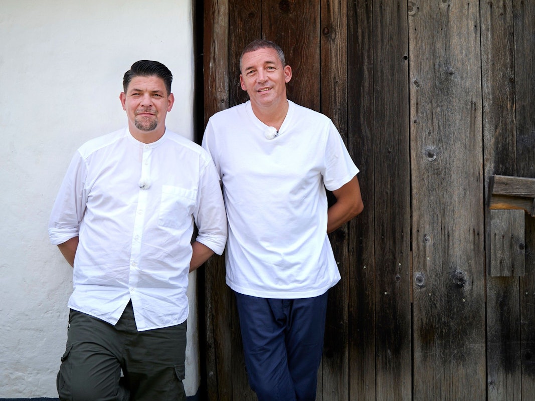 Tim Mälzer und Alain Weissgerber posieren für ein Foto.