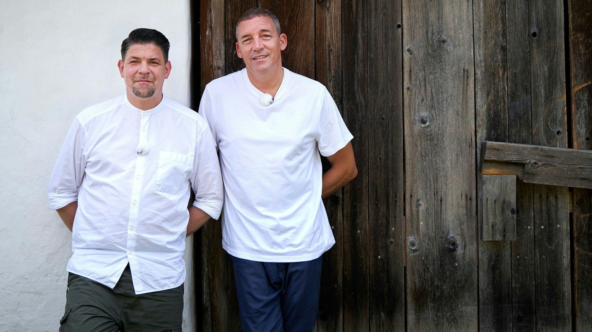 Tim Mälzer und Alain Weissgerber posieren für ein Foto.