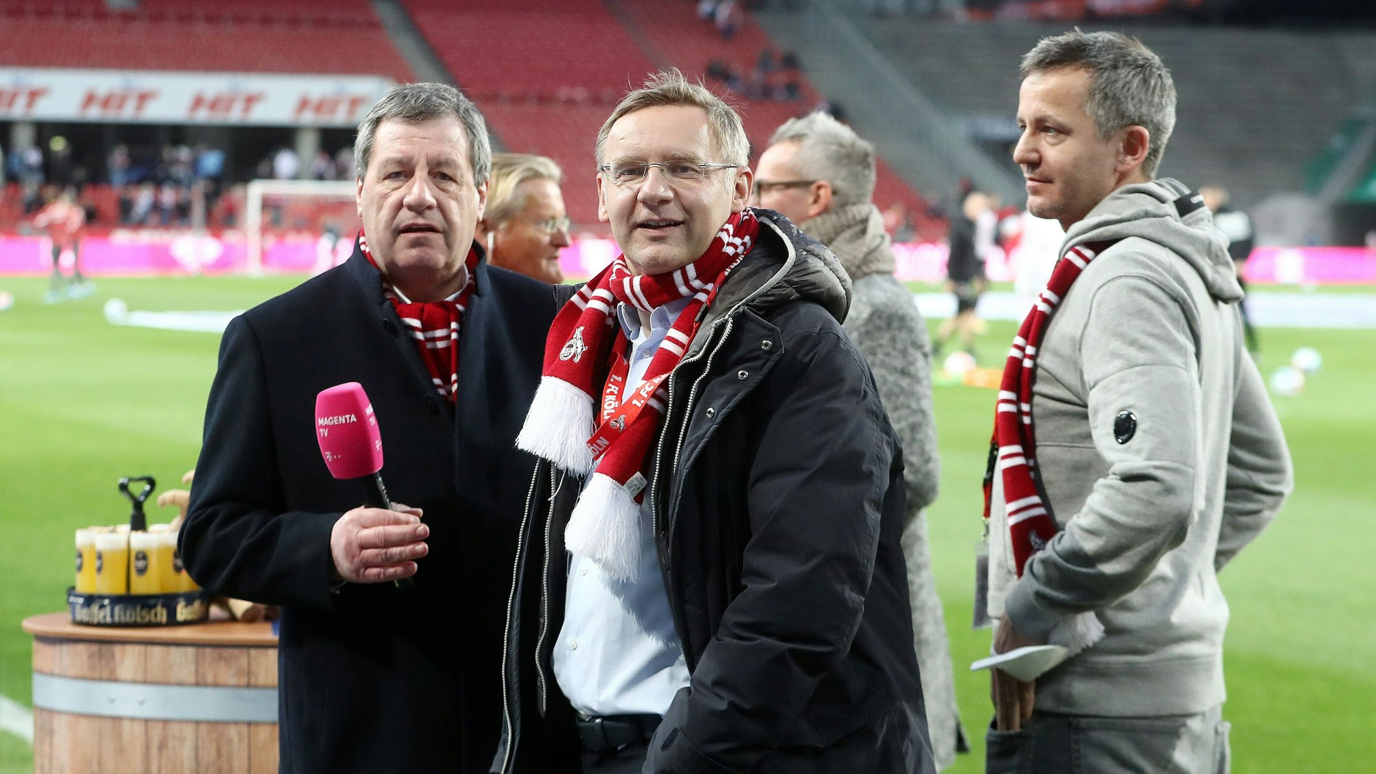 Werner Wolf, Eckhard Sauren und Philipp Türoff stehen im Rhein-Energie-Stadion.