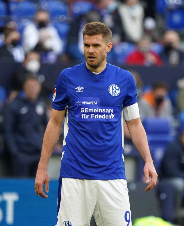 Simon Terrode steht auf dem Platz.