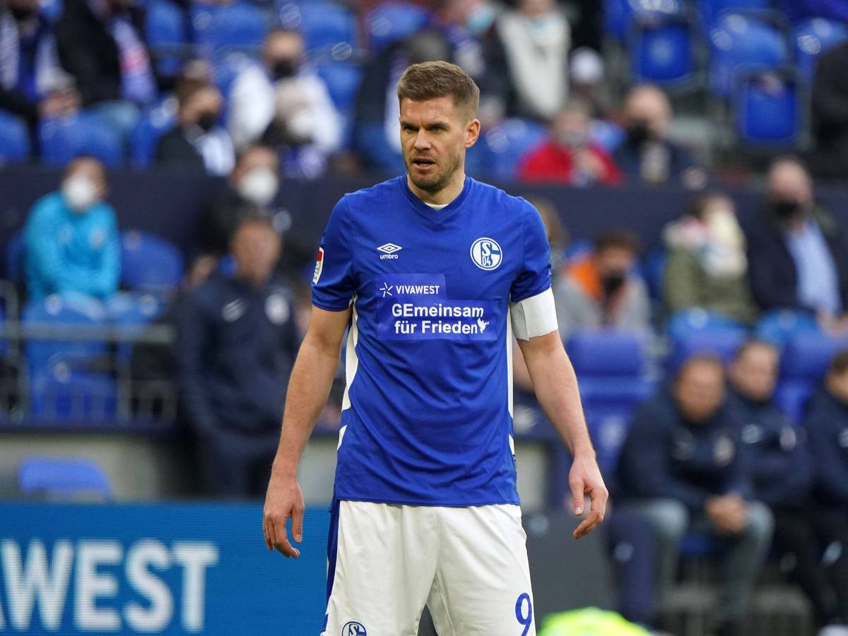 Simon Terrode steht auf dem Platz.